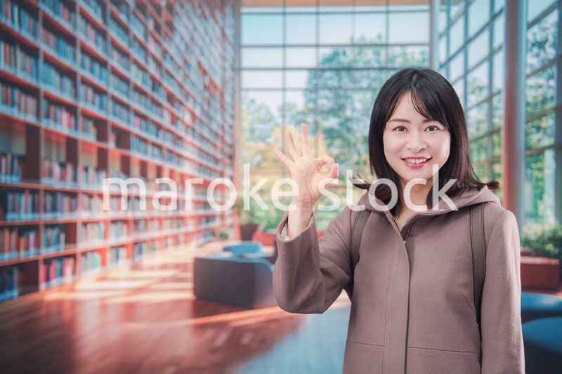 大学のキャンパスで笑顔の若い女性