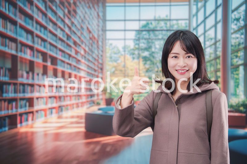 大学のキャンパスで笑顔の若い女性