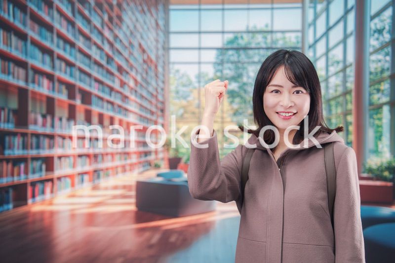 大学のキャンパスで笑顔の若い女性