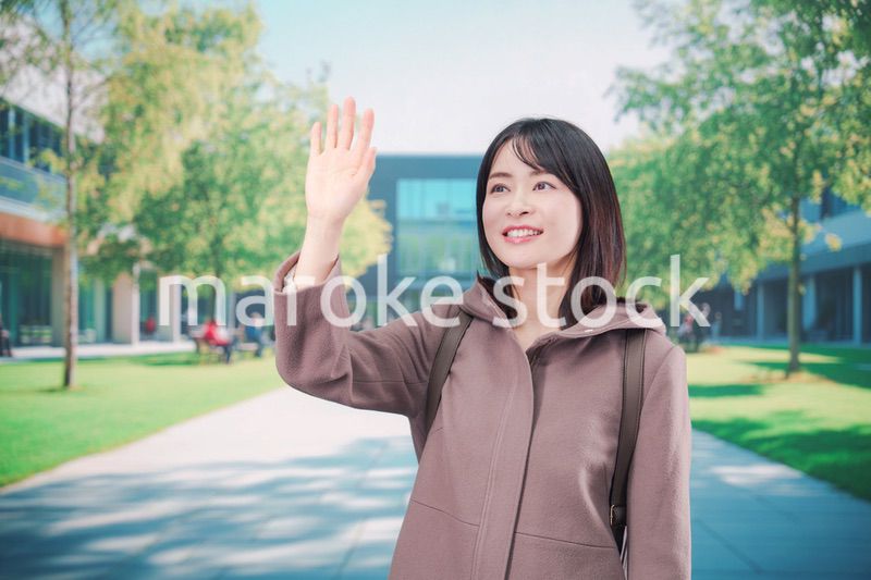 大学のキャンパスで笑顔の若い女性