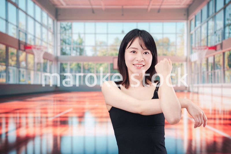 体育館でスポーツを楽しむ若い女性