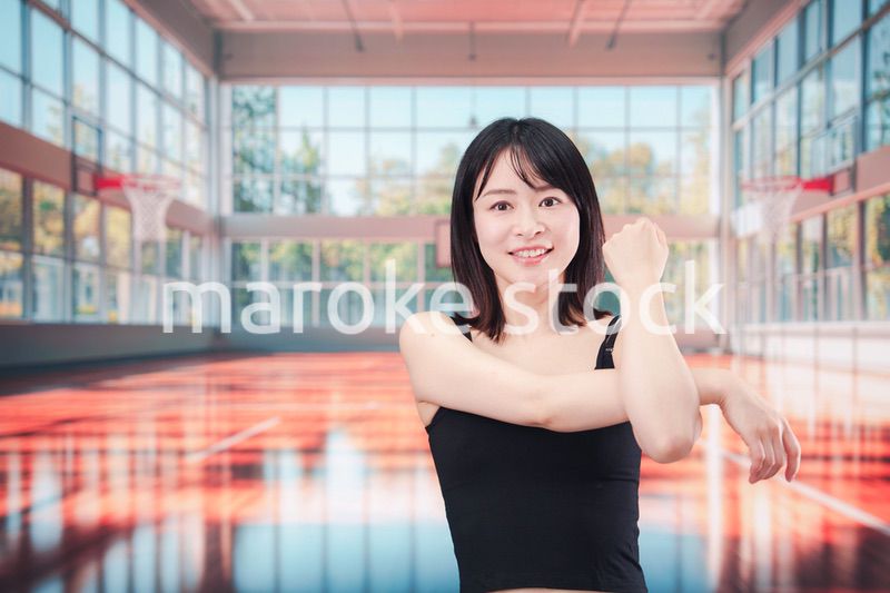 体育館でスポーツを楽しむ若い女性