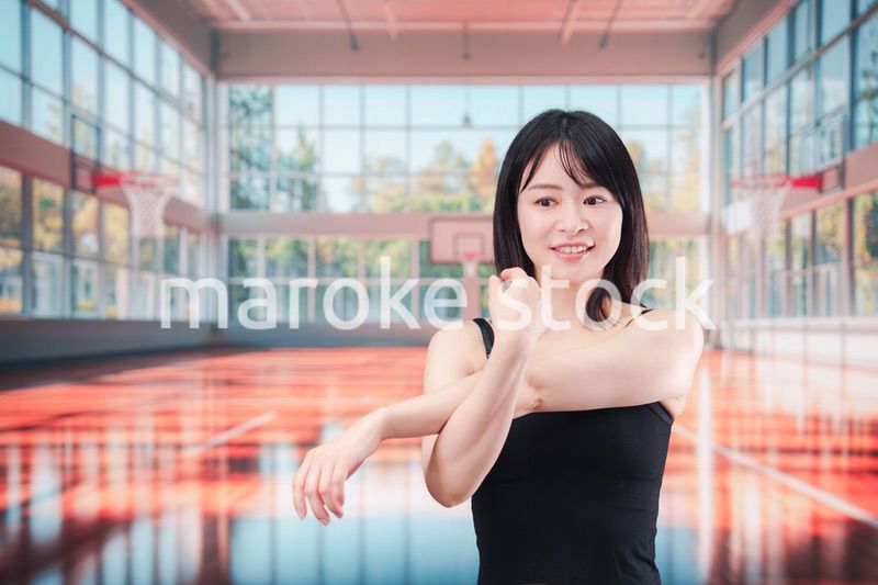 体育館でスポーツを楽しむ若い女性