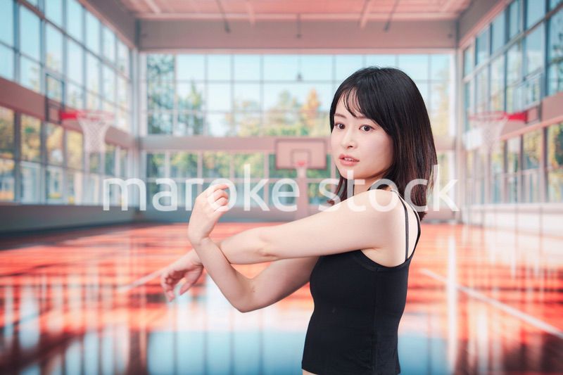 体育館でスポーツを楽しむ若い女性