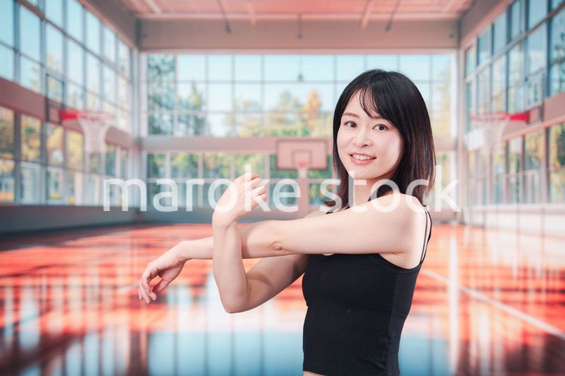 体育館でスポーツを楽しむ若い女性