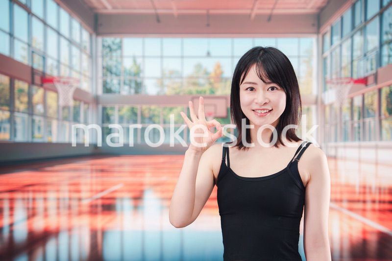 体育館でスポーツを楽しむ若い女性