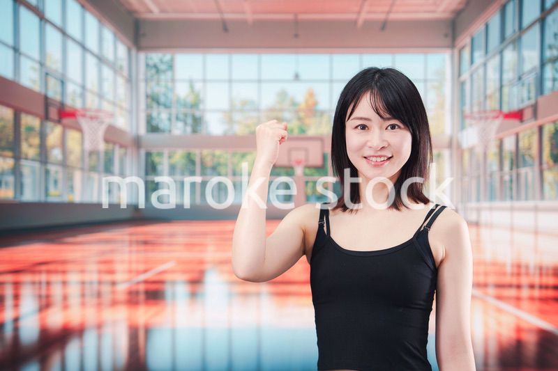 体育館でスポーツを楽しむ若い女性