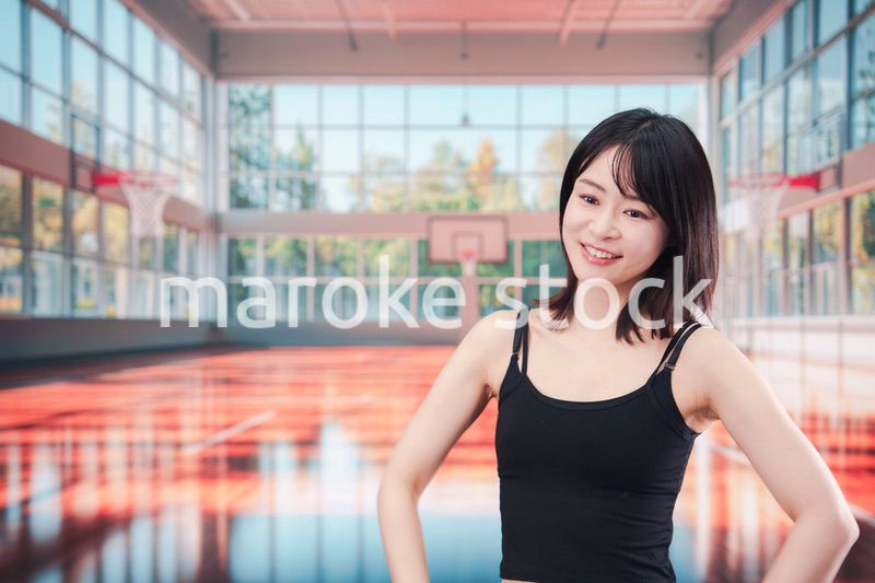 体育館でスポーツを楽しむ若い女性