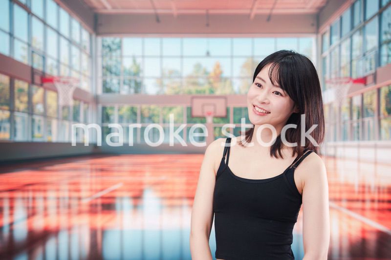 体育館でスポーツを楽しむ若い女性