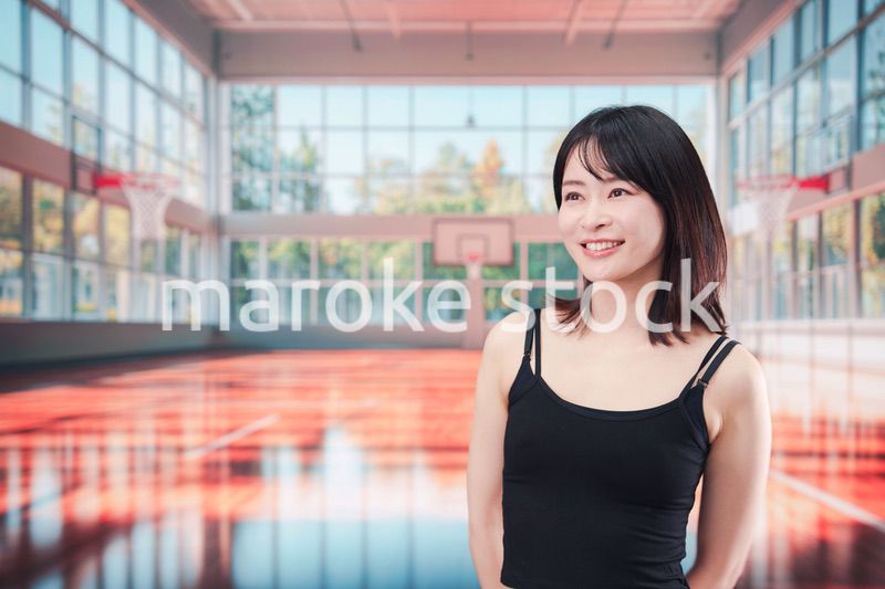 体育館でスポーツを楽しむ若い女性