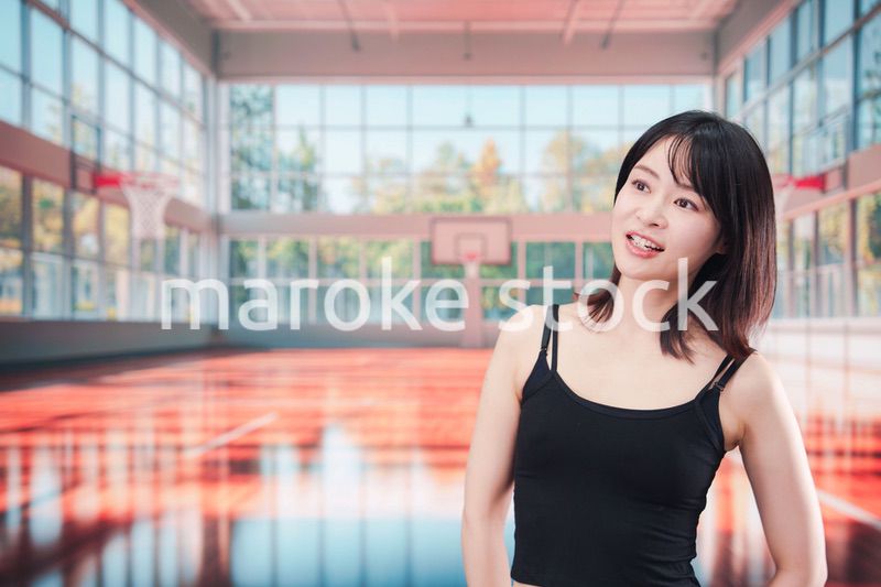 体育館でスポーツを楽しむ若い女性