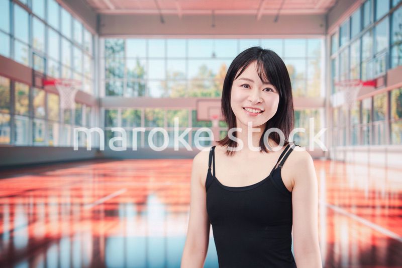 体育館でスポーツを楽しむ若い女性