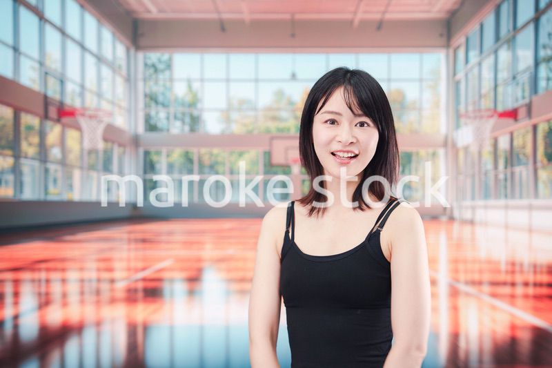 体育館でスポーツを楽しむ若い女性