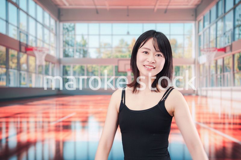 体育館でスポーツを楽しむ若い女性