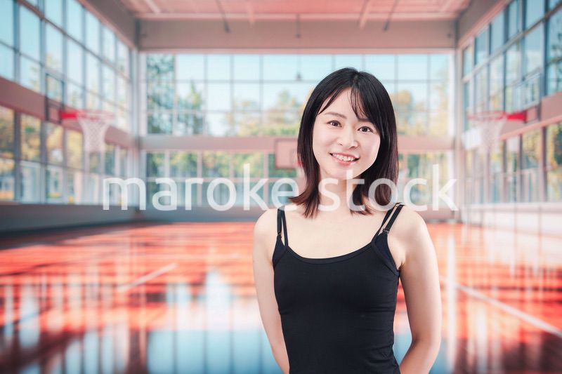 体育館でスポーツを楽しむ若い女性