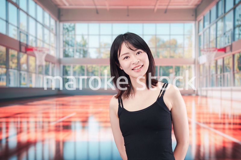 体育館でスポーツを楽しむ若い女性