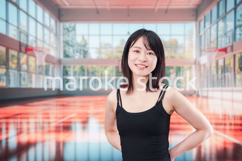 体育館でスポーツを楽しむ若い女性