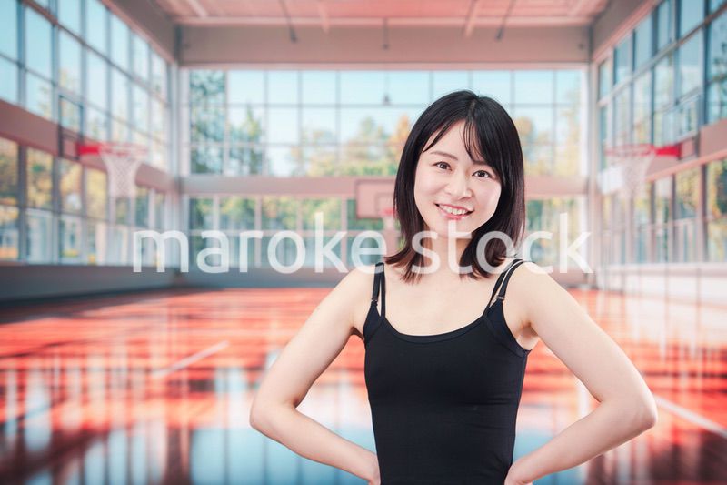 体育館でスポーツを楽しむ若い女性