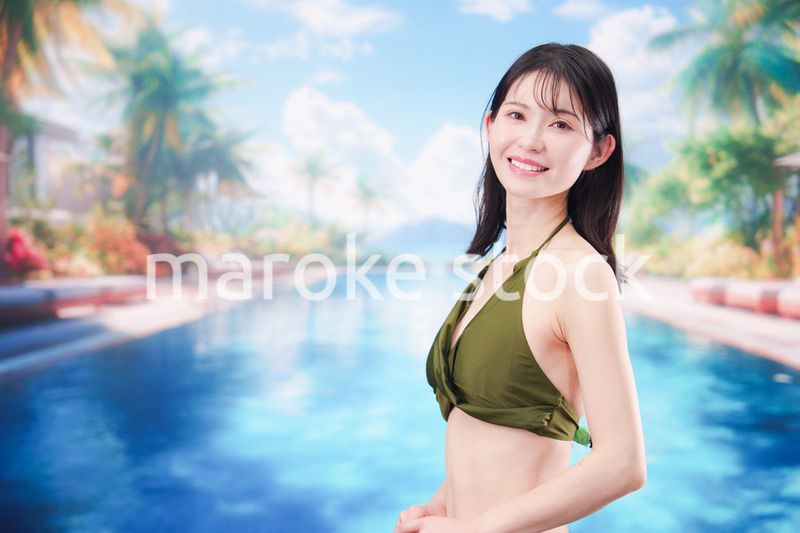 リゾートのプールで夏を楽しむ若い女性