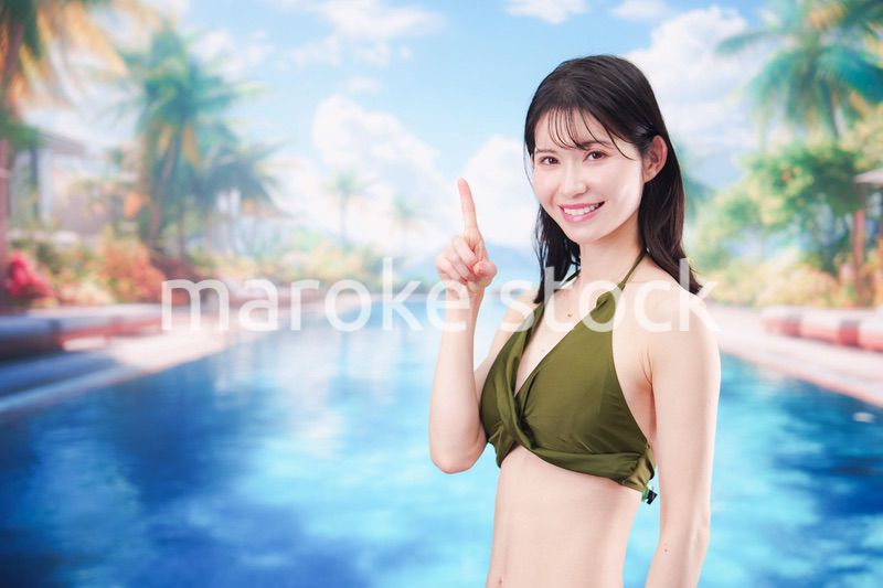 リゾートのプールで夏を楽しむ若い女性
