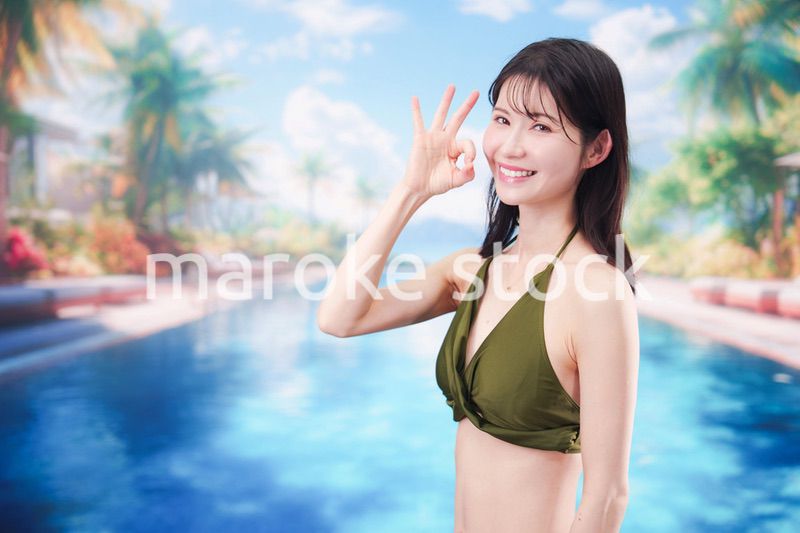 リゾートのプールで夏を楽しむ若い女性