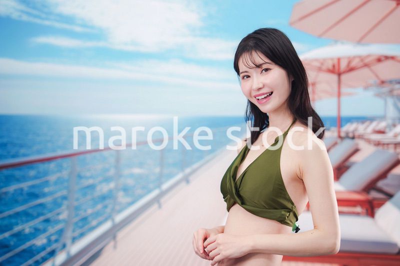 クルーズ旅行を楽しむ水着を着た若い女性