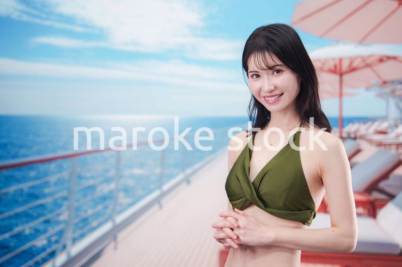 クルーズ旅行を楽しむ水着を着た若い女性