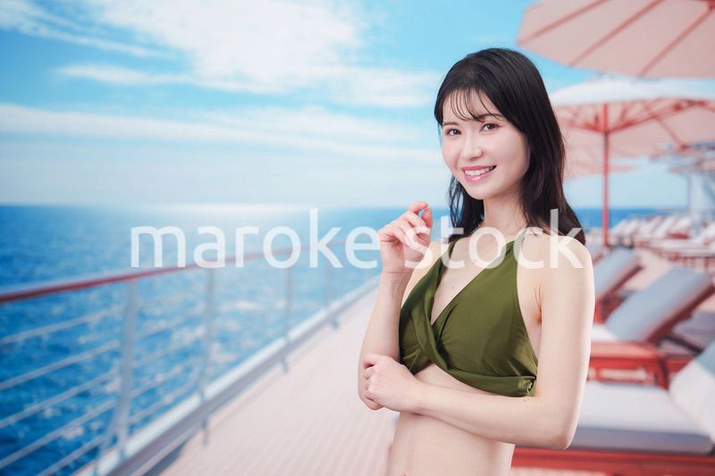クルーズ旅行を楽しむ水着を着た若い女性