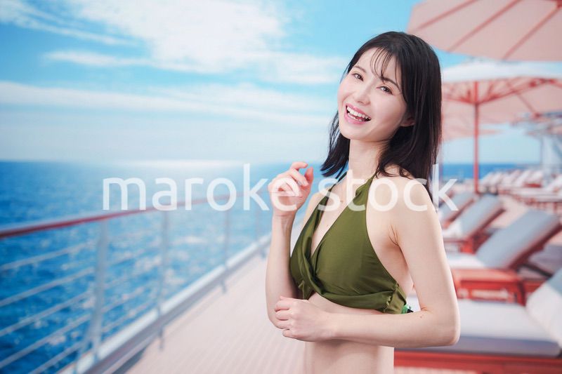 クルーズ旅行を楽しむ水着を着た若い女性