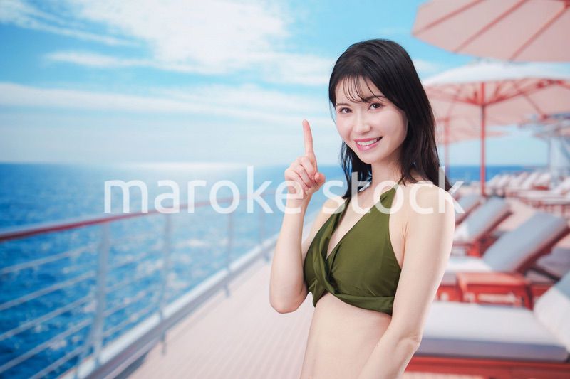 クルーズ旅行を楽しむ水着を着た若い女性