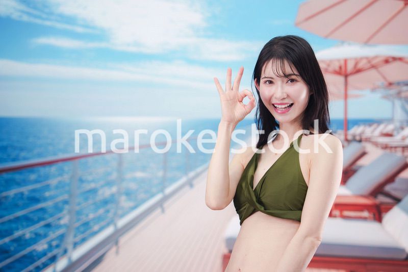 クルーズ旅行を楽しむ水着を着た若い女性