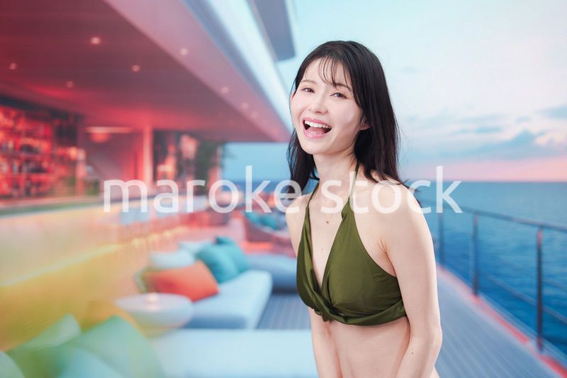 クルーズ旅行を楽しむ水着を着た若い女性