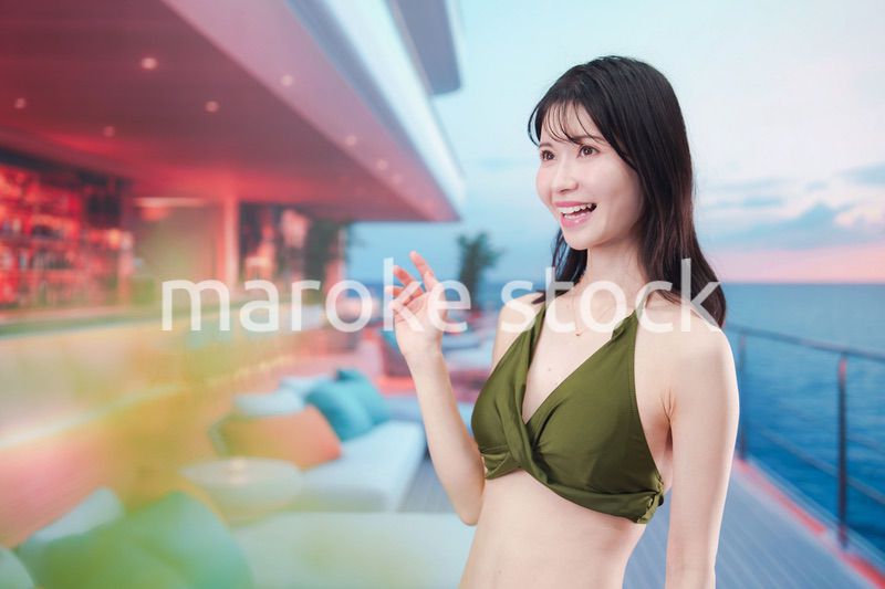 クルーズ旅行を楽しむ水着を着た若い女性