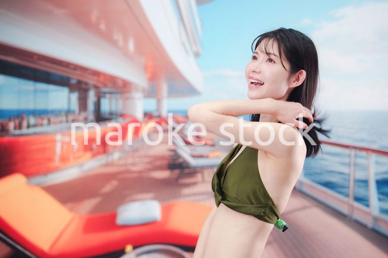 クルーズ旅行を楽しむ水着を着た若い女性