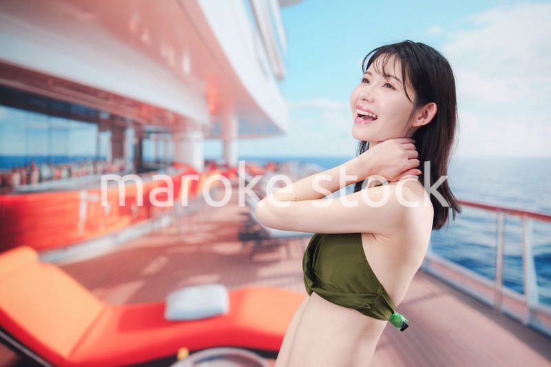 クルーズ旅行を楽しむ水着を着た若い女性
