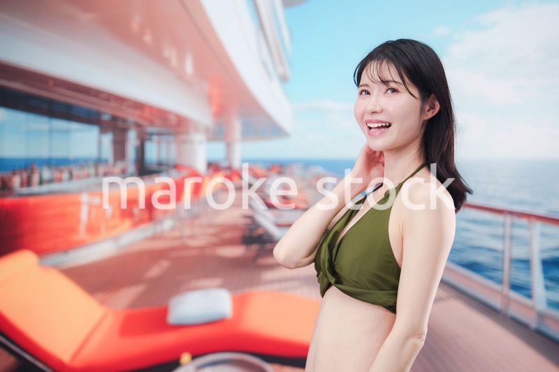 クルーズ旅行を楽しむ水着を着た若い女性