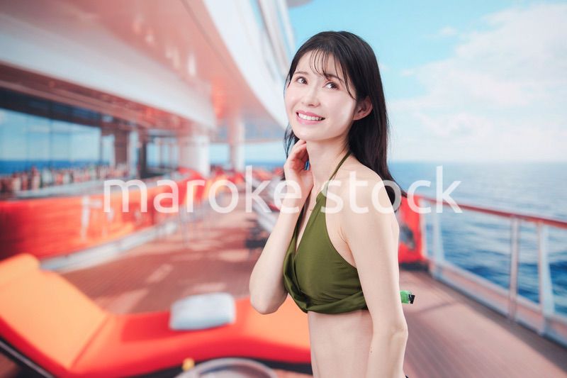 クルーズ旅行を楽しむ水着を着た若い女性