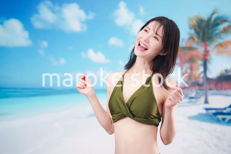 ビーチでハイテンションの若い女性