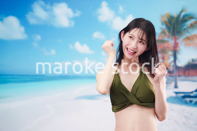 ビーチでハイテンションの若い女性