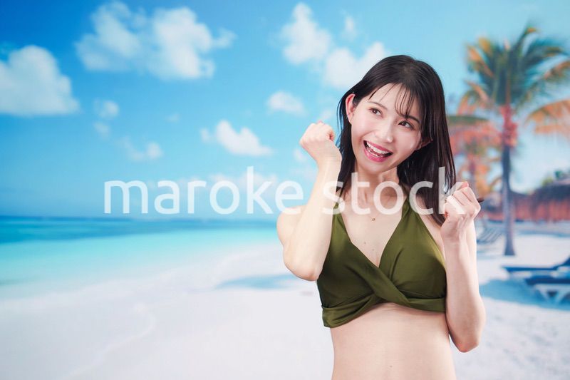 ビーチでハイテンションの若い女性