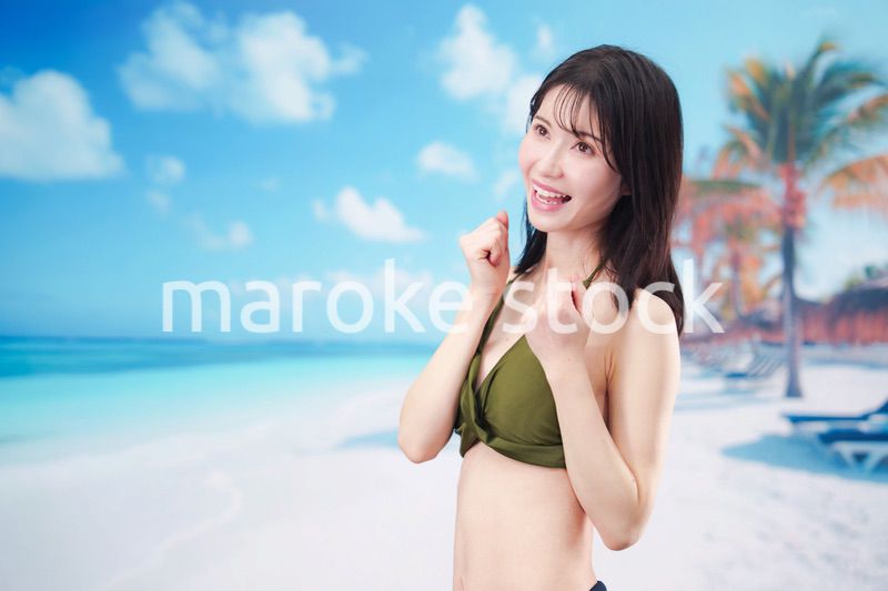 ビーチでハイテンションの若い女性