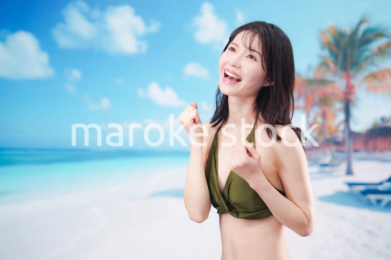 ビーチでハイテンションの若い女性