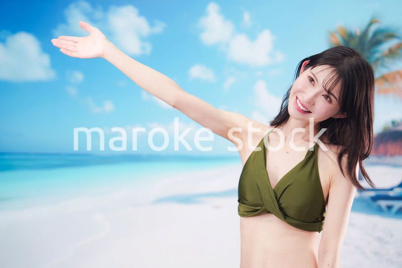 ビーチでハイテンションの若い女性