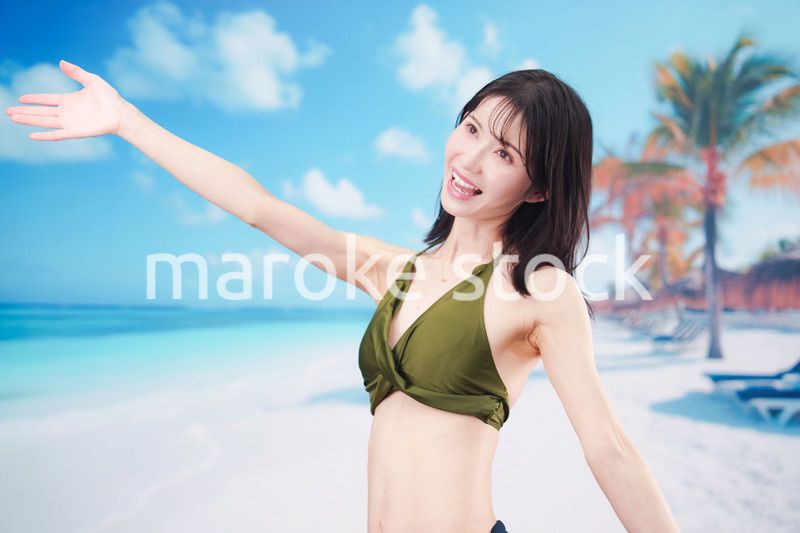 ビーチでハイテンションの若い女性