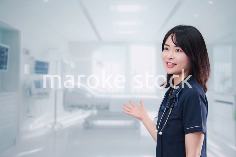 入院病棟の病室で生き生きと働く若い女性