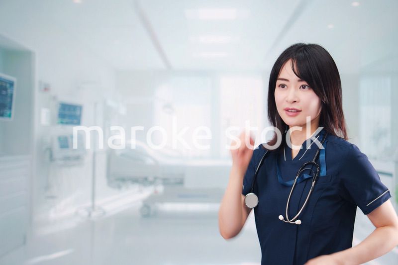 病院で忙しく働く女性のドクター