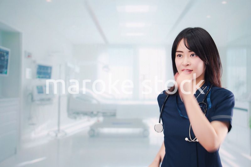 病院で忙しく働く女性のドクター