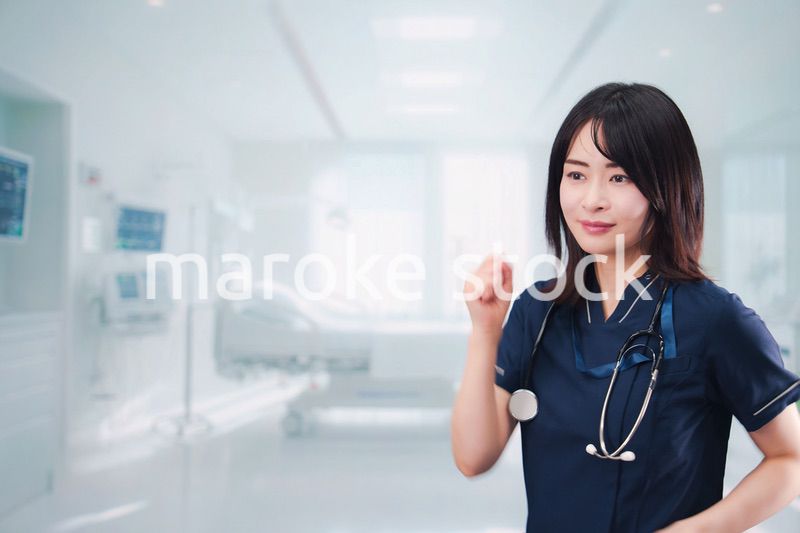 病院で忙しく働く女性のドクター