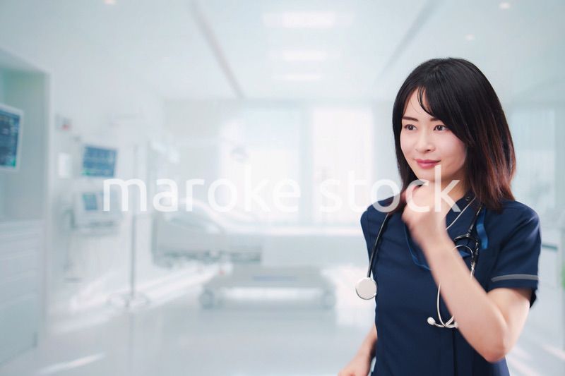 病院で忙しく働く女性のドクター