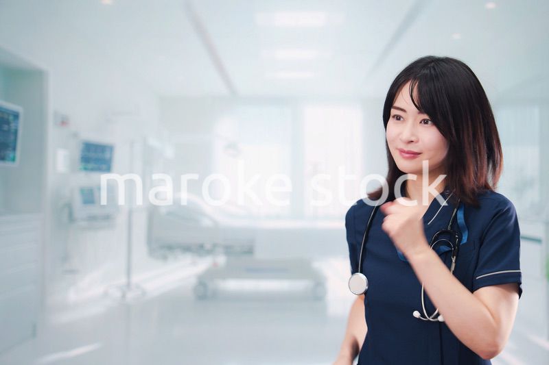 病院で忙しく働く女性のドクター